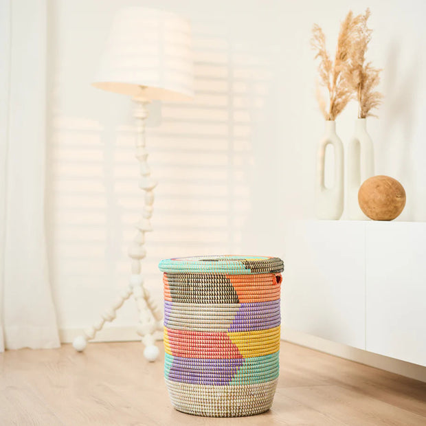 Yendi  - Traditioneller afrikanischer XL Wäschekorb mit flachem Deckel – bunt – Handarbeit – Ø= ca.40cm, Höhe= ca.43cm - Stoff: Savannengras – für Kinderzimmer - UNIKAT - streng limitiertes Exemplar