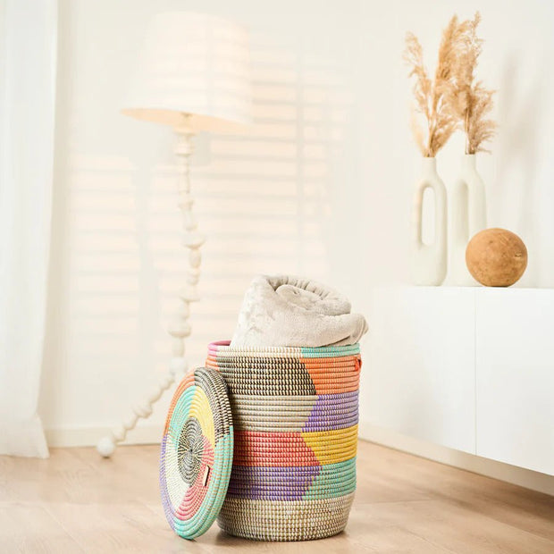 Yendi  - Traditioneller afrikanischer XL Wäschekorb mit flachem Deckel – bunt – Handarbeit – Ø= ca.40cm, Höhe= ca.43cm - Stoff: Savannengras – für Kinderzimmer - UNIKAT - streng limitiertes Exemplar