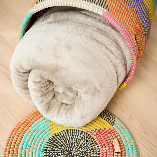 Yendi  - Traditioneller afrikanischer XL Wäschekorb mit flachem Deckel – bunt – Handarbeit – Ø= ca.40cm, Höhe= ca.43cm - Stoff: Savannengras – für Kinderzimmer - UNIKAT - streng limitiertes Exemplar
