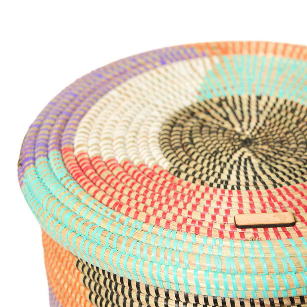 Yendi  - Traditioneller afrikanischer XL Wäschekorb mit flachem Deckel – bunt – Handarbeit – Ø= ca.40cm, Höhe= ca.43cm - Stoff: Savannengras – für Kinderzimmer - UNIKAT - streng limitiertes Exemplar
