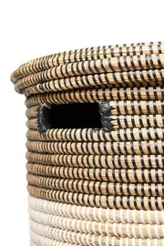 Fakoly - XXL Afrikakorb mit flachem Deckel – Schwarz-Weiß – Stoff: Savannengras – Handarbeit – Ø= ca.50cm, Höhe= ca.65cm – UNIKAT - streng limitiertes Exemplar