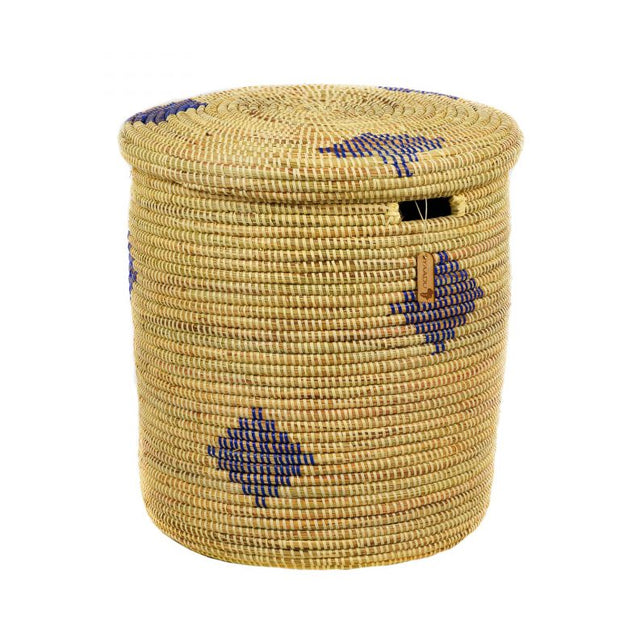 Traditioneller afrikanischer XL Wäschekorb mit flachem Deckel – beige / blaues Muster – aus Savannengras geflochten – Handarbeit – Höhe ca. 43 cm - Marulaglow®