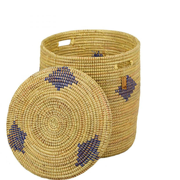 Traditioneller afrikanischer XL Wäschekorb mit flachem Deckel – beige / blaues Muster – aus Savannengras geflochten – Handarbeit – Höhe ca. 43 cm - Marulaglow®