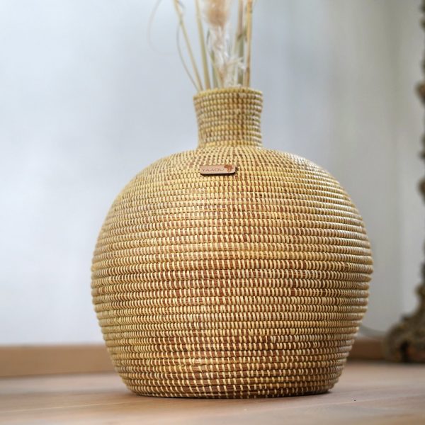 Große afrikanische Korbvase – Vase Sambesi (karamell) – ca. 37 x 35 cm – aus Savannengras in Afrika geflochten - Marulaglow®