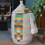 Afrikanischer XXL Wäschekorb mit traditionellem Deckel – Korb Demba (Weiß/Bunt) – Höhe ca. 82,5 cm – aus Savannengras geflochten – für Badezimmer - Marulaglow®