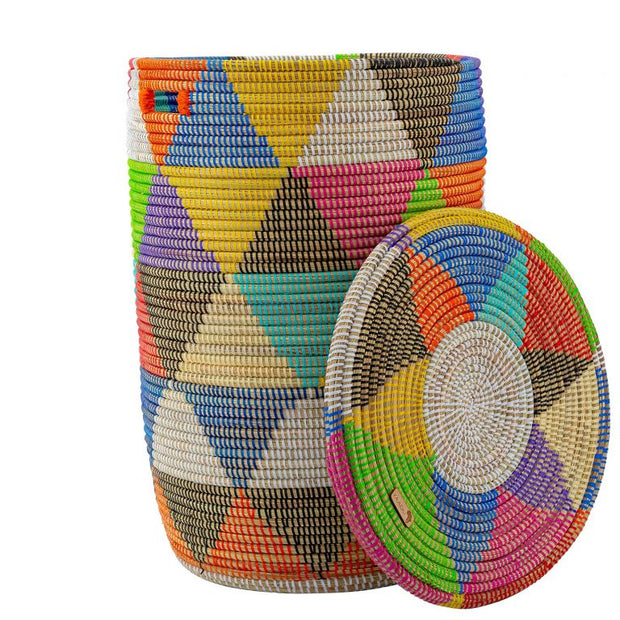 XXL Wäschekorb mit flachem Deckel – Khaliss (Dreieck Muster) – aus Savannengras geflochten – Handarbeit – Höhe ca. 65 cm - Marulaglow®