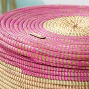 Traditioneller afrikanischer XL Wäschekorb mit flachem Deckel – Korb Nefer (pink) – aus Savannengras geflochten – Handarbeit – Höhe ca. 43 cm - Marulaglow®