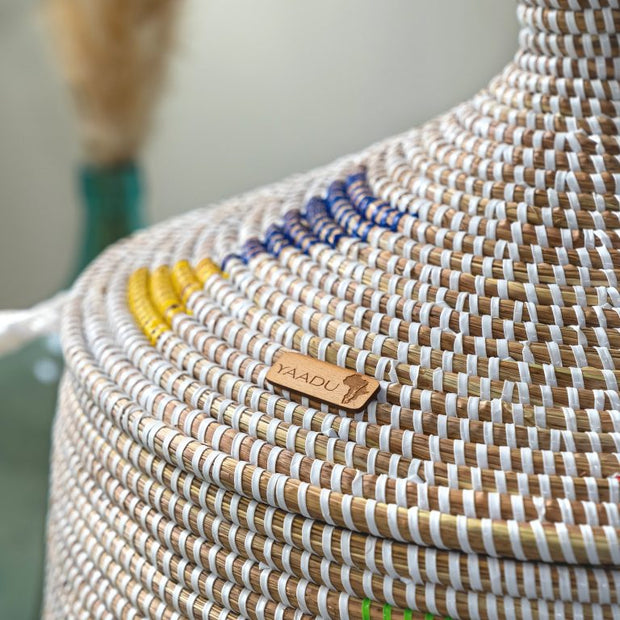 Traditioneller afrikanischer XXL Wäschekorb mit Deckel – Korb Nubia (weiß/bunt) – aus Savannengras geflochten – Handarbeit – Höhe ca. 82,5 cm - Marulaglow®