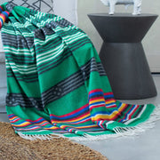 Kuschlige Afrika Decke – Venda – Gestreiftes Design grün/schwarz – Luxuriöse gewebte Deck – 180 x 130 cm - Marulaglow®