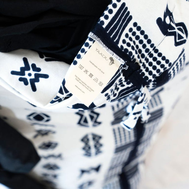 XXL Wäschesack Herero (schwarz-weiss) – 85 x 75 cm – aus 100% Baumwolle – in Afrika hergestellt - Marulaglow®