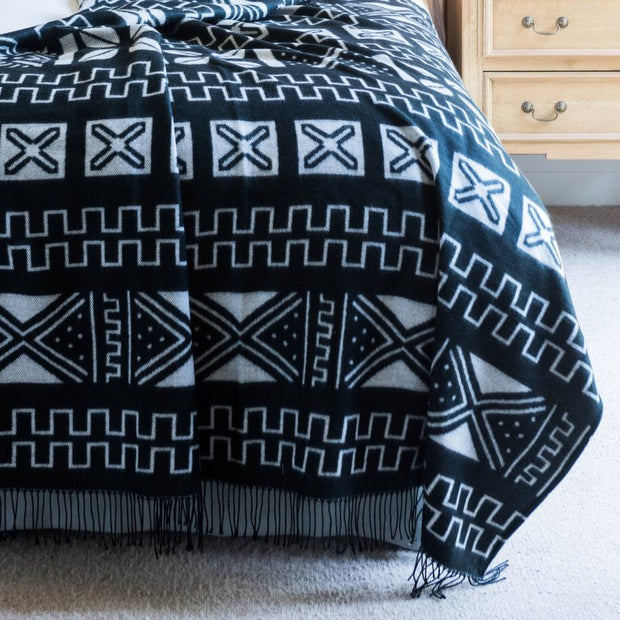 Kuschlige afrikanische Musterdecke – Mali – schwarz/weiss- Luxuriöse gewebte Deck – 180 x 130 cm - Marulaglow®