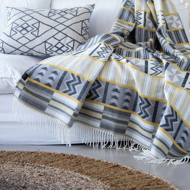 Kuschlige afrikanische Kente-Decke – Tanzania – Dezentes Muster: Grau/Gold – Luxuriöse gewebte Decke – 180 x 140 cm - Marulaglow®
