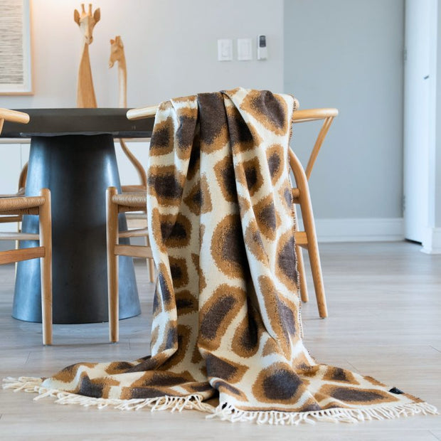 Kuschlige Afrika Decke – Twiga – Giraffen Design – Luxuriöse gewebte Decke – 180 x 140 cm - Marulaglow®